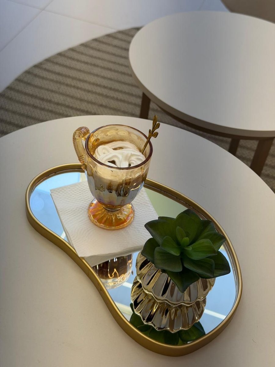 Café de boas-vindas servido em bandeja espelhada